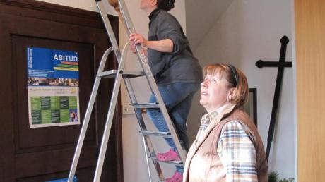 Ein kritischer Blick von Evi Stobbe (auf der Leiter) nach oben. Ist auch alles sauber?