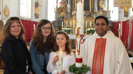 Die neunjährige Nikolina Rubil wurde von Pater Thomas am Ostersonntag in Rehling getauft: (von rechts) Pater Tomas, Nikolina, ihre Schwester und Taufpatin Valentina und Taufzeugin Adele Kutschis.