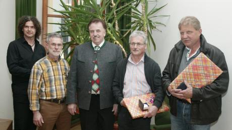 Sie wurden bei der letzten Gemeinderatsitzung von Bürgermeister Karl Metzger (Mitte) verabschiedet (von links): Josef Sedlmeier, Hubert Echerer, Bürgermeister Karl Metzger, Rupert Peter und Hubert Michl.  

