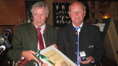 Prof. Dr. Jürgen Vocke, der Präsident des Bayerischen Jagdverbandes, überreichte Dieter Swart (rechts) die seltene Auszeichnung Ehrenbruch.