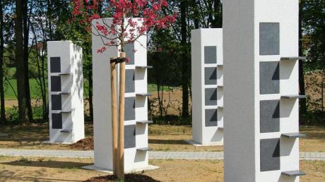 Die Urnenstelen auf dem Rehlinger Friedhof verfügen jeweils über vier Nischen mit einer seitlich angebrachten Ablage für Kerzen oder Ähnliches. Die Nischenplatte kann beschriftet werden. Nördlich der Stelen sind Erdgräber für Urnen geplant. 
