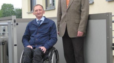 Den neuen Plattformlift im Gemeindezentrum Petersdorf begutachteten Bürgermeister Johann Settele (rechts) und Josef Koppold, Behindertenbeauftragter des Landkreises. 
