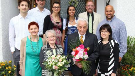 60 Jahre verheiratet sind Anna und Josef Wagner vom Gamlinghof nahe Allmering (vorne Mitte). Links und rechts die Töchter, dahinter drei der vier Enkelkinder (eines weilt derzeit zum Praktikum in England) teilweise mit ihren Partnern. 

