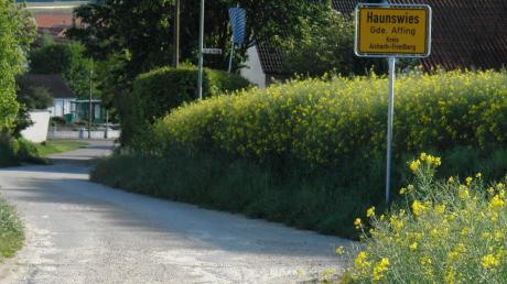 Lediglich vom Norden her, Am Geißberg, begrüßt ein Ortsschild am Feldweg Wanderer und Landwirte am Ortseingang von Haunswies (Affing). Nach dem Willen der Polizei soll es bald mehr Ortsschilder an Affinger Feldwegen geben.