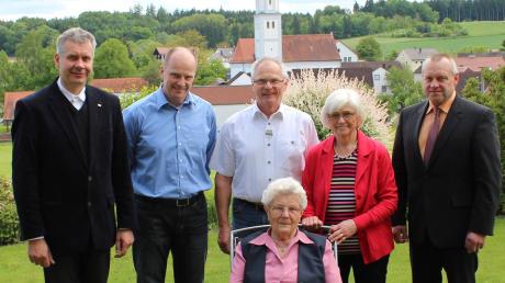 Glückwünsche für Viktoria Schlecht zum 90. Geburtstag: (hinten von links) Pfarrer Alfred Nawa, Sohn Manfred, Sohn Peter, Tochter Marianne und Bürgermeister Konrad Carl. 

