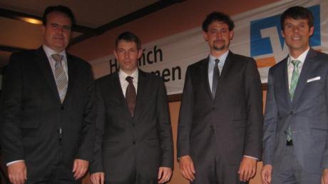 Die Vorständen Manfred Gerstner (links) und Anton Fürst (rechts) der Raiffeisenbank Aindling mit Dr. Georg Heinrich und Markus Wurzer, die wieder in den Aufsichtsrat gewählt wurden. 