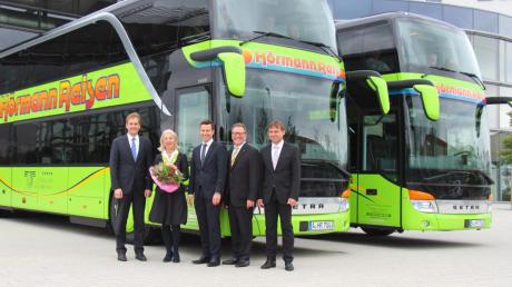 Busübergabe in Neu-Ulm: (von links) Karl-Heinz Friedrich (Setra-Vertriebsleiter), Mathilde Hörmann, Philipp Hörmann, Xaver Hörmann und Robert Mattes (Setra-Vertriebsleiter Region Bayern).