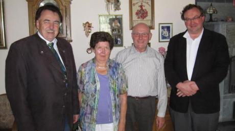 50 Jahre verheiratet sind Paula und Karl Schießl (Mitte) aus Inchenhofen. Dazu gratulierten auch Dekan Stefan Gast (rechts) und Bürgermeister Karl Metzger (links).  
