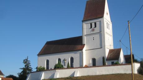 Die Heimpersdorfer Kirche grüßt schon von weitem übers Land. Sie prägt das Ortsbild. 