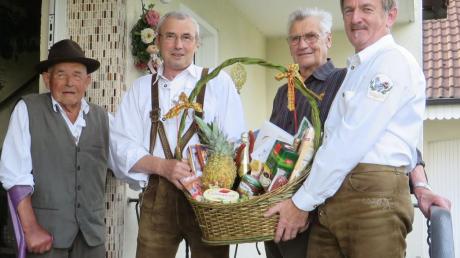 Gratulierten Leonhard Scherer (Zweiter von rechts) zum 80. Geburtstag: (von links) der Ehrenschützenmeister von Grüne Eiche Schönbach, Andreas Engelschalk, Ehrenmitglied Xaver Gutmann und Schützenmeister Bernd Büttner. 

