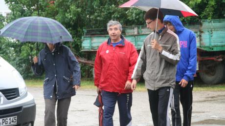 Mit Schirmen und regendichter Kleidung machten sich die Wanderer am Sonntag auf den Weg. Ihre Laune ließen sie sich dennoch nicht verderben.