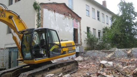Die Alsmooser Schule wird abgerissen. Der Mittelbau, in dem früher die Kinder geturnt haben, ist bereits dem Erdboden gleich gemacht worden. 