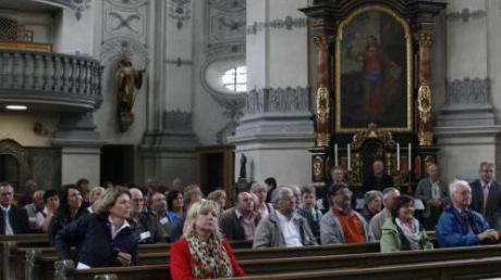 In der Wallfahrtskapelle Maria Birnbaum in Sielenbach ließen Jury und Besucher die Kirche auf sich wirken – den Sieg im Wettbewerb hat das Gebet jedoch nicht gebracht.