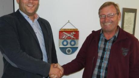 Der Vorsitzende des Zweckverbandes Daxberggruppe Helmut Drittenpreis (rechts) gratulierte seinem neuen Vize Franz Xaver Ziegler. 
