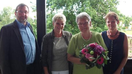 Ihren 80. Geburtstag feierte in Hausen Margot Winkler (Zweite von rechts), hier mit Aindlings Drittem Bürgermeister Josef Gamperl, Schwiegertochter Rosi und Tochter Reingard. 

