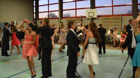 Sie tanzten nach der Schullaufbahn in ihre Zukunft: die Neunt- und Zehntklässler der Aindlinger Mittelschule.