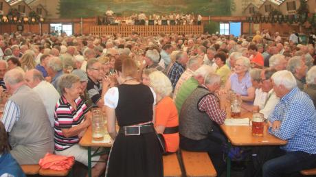 Knapp 2000 Senioren aus der Stadt und den Ortsteilen feierten gestern beim Seniorennachmittag im Festzelt des Aichacher Volksfestes. 