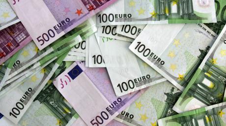 Ein Italiener hatte laut Polizei  seine Handtasche mit knapp 2000 Euro Bargeld und Scheck in Günzburg vergessen. 