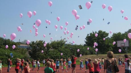 Zum Abschied der Rektorin Marion Schweiger ließen die Schüler zahlreiche Luftballons in den Himmel steigen.