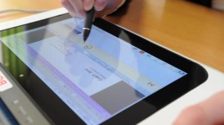 Kreisräte können künftig ihre Sitzungsunterlagen auf einem Tablet-PC digital abrufen.  
