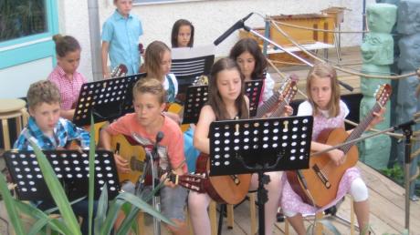 Schon zum fünften Mal hat die Grundschule Inchenhofen eine Serenade unter freiem Himmel veranstaltet. 
