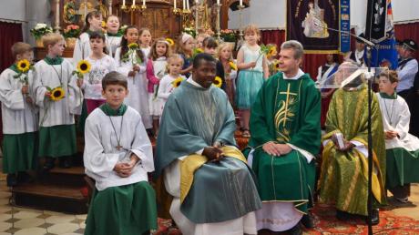 Der Kinderchor St. Martin sang Pfarrer Nawa ein Abschiedslied, und jedes Kind überreicht dem Geistlichen danach eine Sonnenblume.