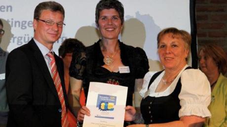 Staatssekretär Bernd Sibler überreichte in München die Auszeichnung für die Bücherei Aindling an Petra Wackerl (Mitte) und Brigitte Lechner. 