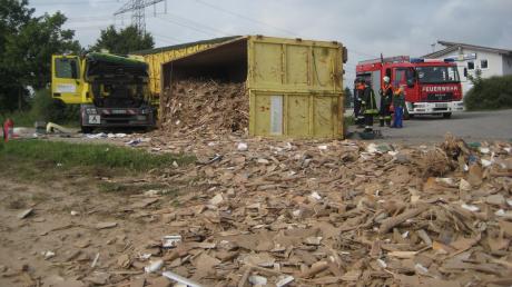 Der umgekippte Container eines Lastzuges und eine Menge Pressspanplatten blockierten Donnerstagvormittag mehrere Stunden lang die Straße zwischen Petersdorf und Hohenried.