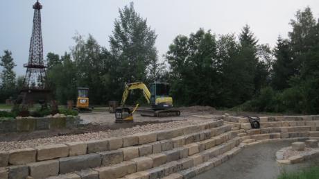 Die Steinquader sitzen schon. Bis zum Wochenende werden die Arbeiten zur Aufwertung des Dorfplatzes in Sielenbach voraussichtlich abgeschlossen sein. 