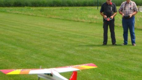 Inchenhofens Bürgermeister Karl Metzger (rechts) meistert mit Bravour seine erste Modellflugschulung unter Anleitung des Vizevorsitzenden Ludwig Schmidberger. 
