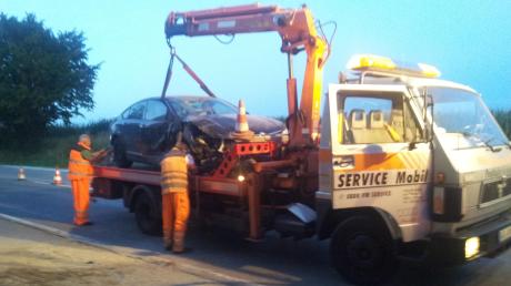 Ein Kleinwagen ist am Freitagabend auf der B 300 bei Oberneul (Aichach) mit einem Traktor zusammengeprallt. Der 54-jährige Fahrer des Kleinwagens hatte zuvor laut Polizei eine ganze Autokolonne vor ihm überholt, die hinter dem Traktor hergefahren war. 