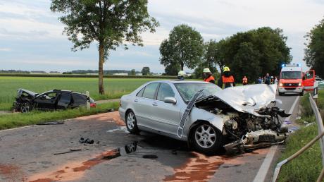 Zwei Autos sind am Dienstagabend auf der Staatsstraße 2035 zwischen dem Affinger Ortsteil Mühlhausen und dem Flughafen zusammengestoßen. Ein Auto landete nach dem Zusammenprall im Straßengraben; das andere, ein Mercedes, blieb schwer beschädigt auf der Straße liegen. 