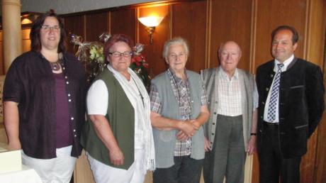 Gratulierten Katharina Kottmair (Mitte) zum 80. Geburtstag: (von links) Sylvia Märdauer und Petra Pätsch vom Heimatverein, Konrad Kottmair, Ehemann der Jubilarin, und der stellvertretende Bürgermeister Hans Schweizer. 
