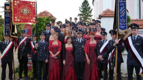 Die Mitglieder der Freiwilligen Feuerwehr Willprechtszell und die Paten der Freiwilligen Feuerwehr Schönleiten stellten sich nach der Weihe der Standarte zu einem Gruppenfoto auf.
