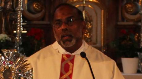 Pater Babu aus Indien ist neuer leitender Priester der Pfarreiengemeinschaft Aindling. 

