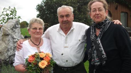 Sieglinde (links) und Hans Paula (Mitte) sind seit 50 Jahren verheiratet. Aindlings stellvertretende Bürgermeisterin Gertrud Hitzler gratuliert. 
