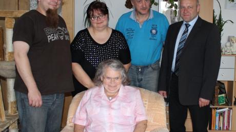 Ihren 80. Geburtstag feierte Erika Schmiederer (vorne sitzend), hier mit (stehend, von links) Enkel Markus, Tochter Petra, Schwiegersohn Thomas und Bürgermeister Konrad Carl. 
