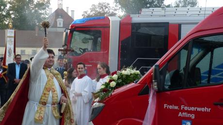 Pfarrer Max Bauer segnete das neue Mehrzweckfahrzeug der Freiwilligen Feuerwehr Affing.