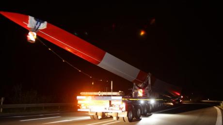 Ein 60 Meter langer Transporter ist nötig, um die riesigen Bauteile für die Windräder in den Brugger Forst zu bringen.