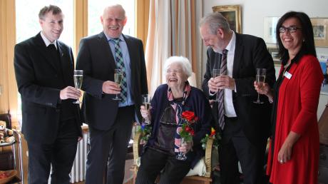 Eine Feier mit Prominenz, Spaß und Sekt genoss zu ihrem 100. Geburtstag Louise Häusler. Es gratulierten (von links) Stadtpfarrer Herbert Gugler, Vize-Landrat Manfred Losinger, Bürgermeister Klaus Habermann und Angelika Wörle (Raiffeisenbank). 