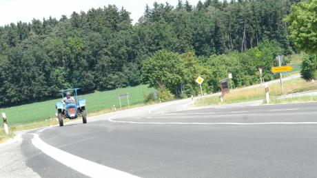 Fehlgeschlagen ist die Reparatur des Straßenbelags auf der Staatsstraße 2035 zwischen Weichenberg (Markt Aindling) und Affing. Die Archivaufnahme zeigt den Bereich der Abzweigung nach Gaulzhofen. Auch mit der erneuten Sanierung sind viele Autofahrer nicht zufrieden. 
