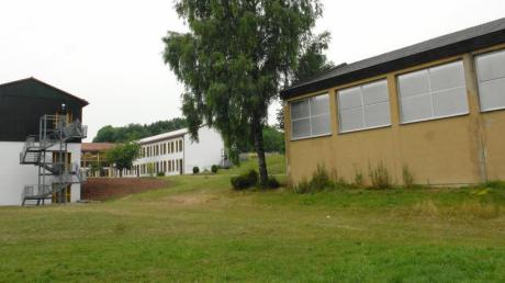 Die Turnhalle (rechts) an der Realschule Bergen ist zu klei. 