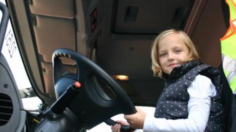 Julia Zimmermann, 7, aus Griesbeckerzell sitzt im Fahrzeug des Technischen Hilfsdienstes.