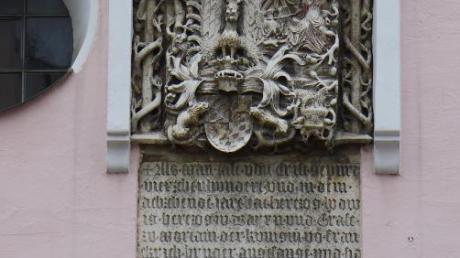 Der Wappenstein Herzog Ludwigs im Barte ziert die Spitalkirche am Stadtplatz. 
