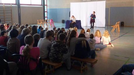 Das Thema „Mobbing“ brachte das Theater Eukitea in Aindling Schülern und Lehrern eindrucksvoll näher. 
