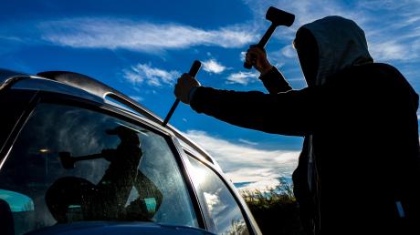 Unbekannte Autodiebe haben in Adelzhausen drei Wagen vom Gelände eines Autohändlers gestohlen. 