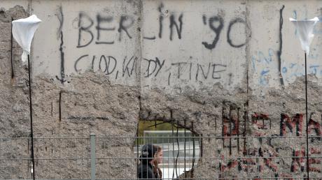 Der Schriftzug „Berlin 90“ steht in Berlin zwischen zwei Ballonstelen an der zur Gedenkstätte „Topografie des Terrors“ gehörenden Mauerteilen. Auch im Wittelsbacher Land haben viele Menschen Erinnerungen an die DDR. 