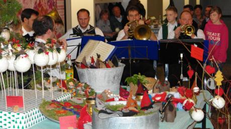 Selbst gemachtes Essen, Basteleien, Adventskränze und Musik gibt es am Sonntag beim Weihnachtsmarkt der „Hilfe für Kinder aus Tschernobyl“ in der Mittelschule Aindling. 

