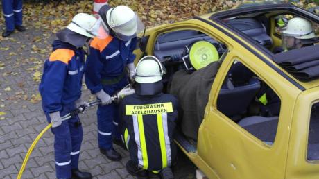 Bei einer gemeinsamen Jugendübung retteten die Jugendfeuerwehren aus Adelzhausen und Freienried eine eingeklemmte Person aus dem Auto. 
