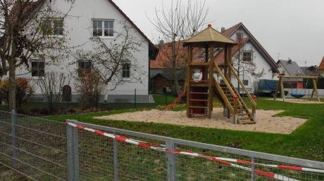 Schon seit dem Sommer stehen die beiden Spielgeräte auf diesem Grundstück im Baugebiet Birkenmoos in Mühlhausen. 